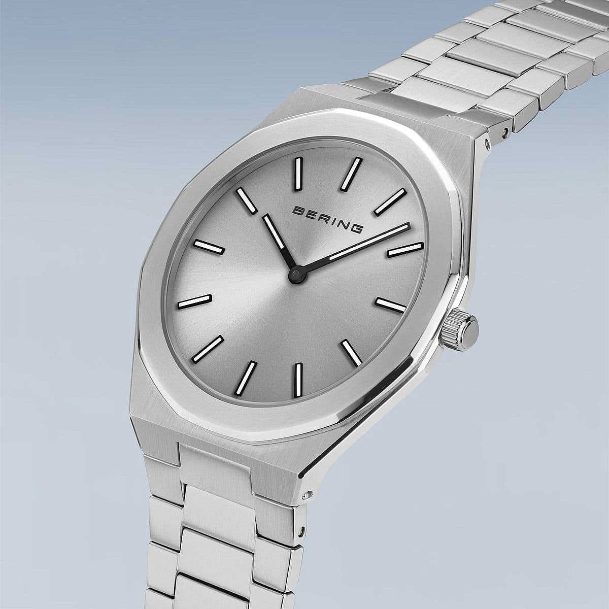 Herrklocka med silverfärgad urtavla och metallarmband, sidokrona