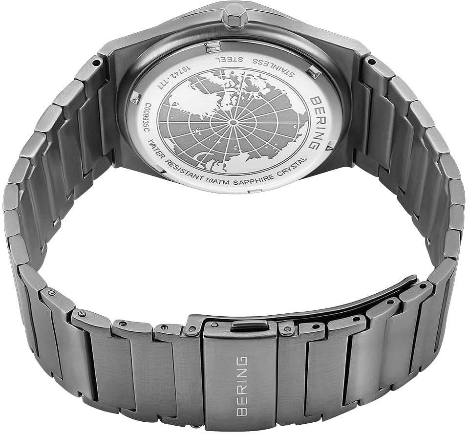 Baksida på ett titanarmbandsur med världskartrelief och graverat metallband