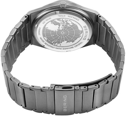 Baksida på ett titanarmbandsur med världskartrelief och graverat metallband
