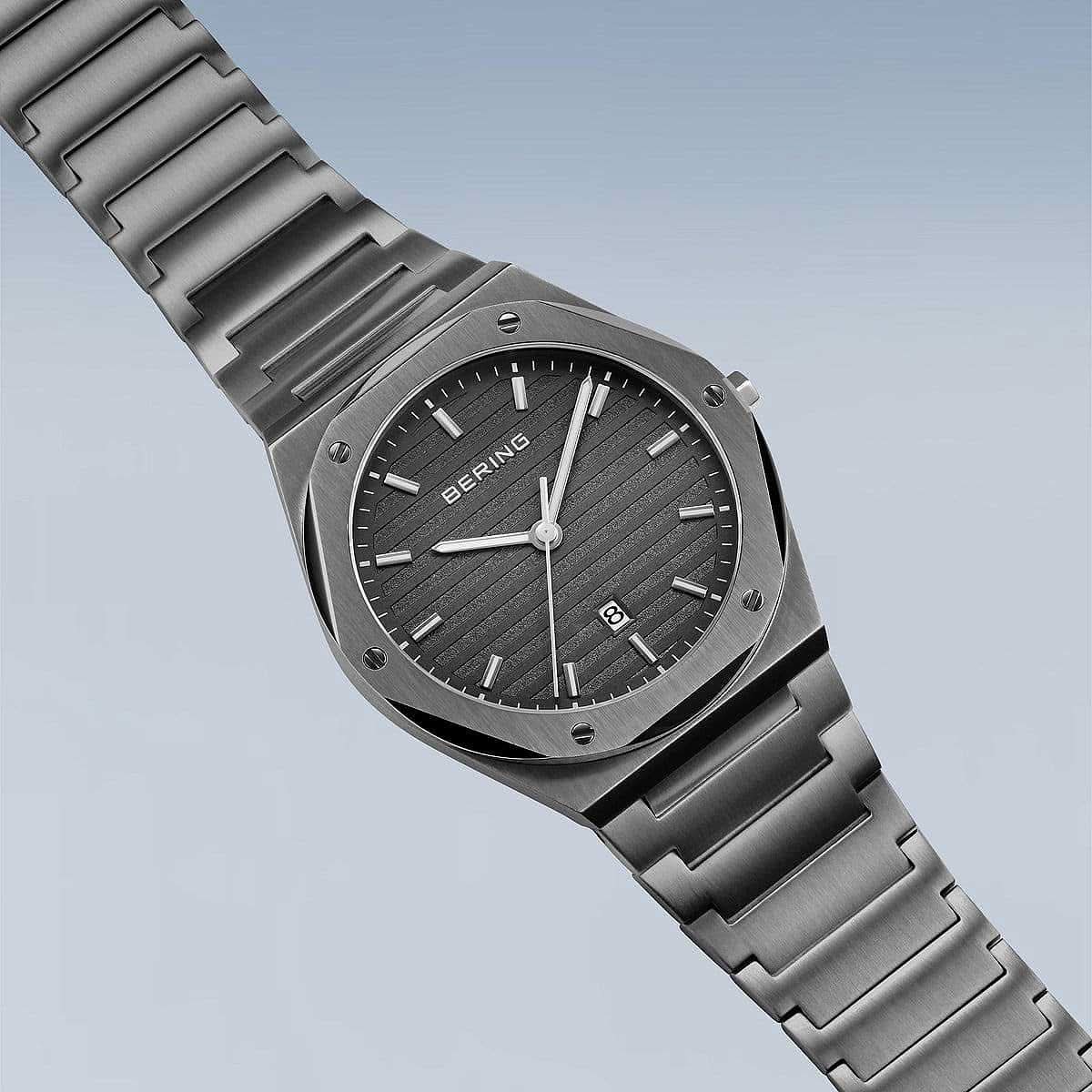 Armbandsur i titan för herrar, sidovy med boett och svart urtavla
