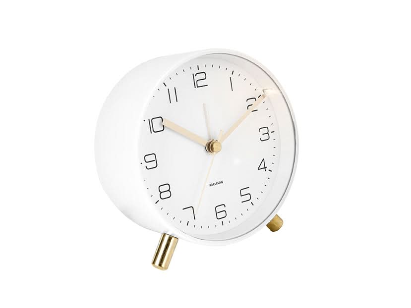 Vit analog väckarklocka med guldfärgad bas och siffror på vit urtavla