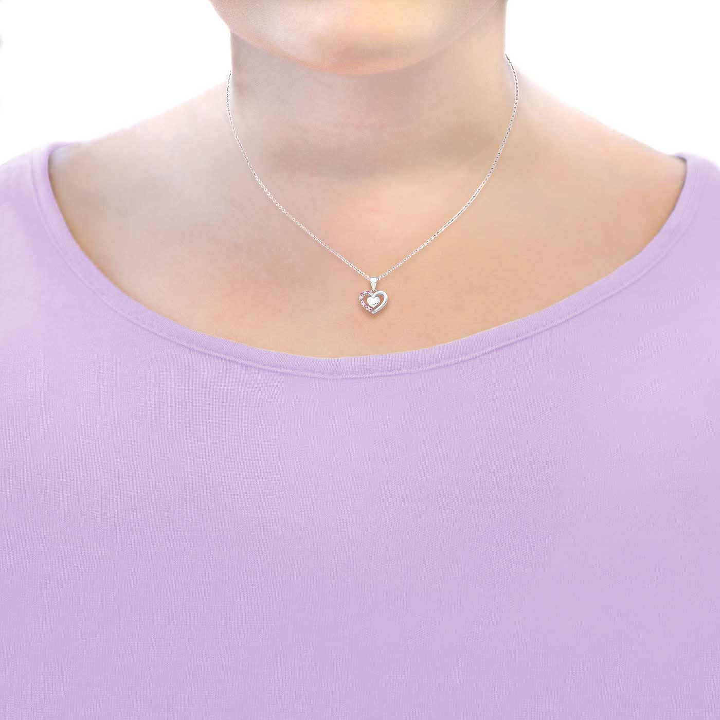 "Silket halsband med litet hjärthänge på en fin kedja"