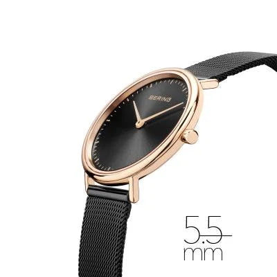 Damenuhr in Seitenansicht mit schwarzem Zifferblatt und schwarzem Milanaise-Armband