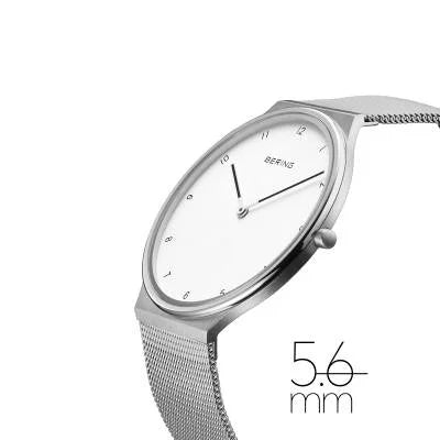 Damenuhr in Seitenansicht mit weißem Zifferblatt und silbernem Milanaise-Armband