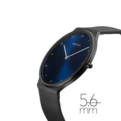 Bering Damenuhr, seitliche Ansicht: blaues Zifferblatt, Milanaise-Armband