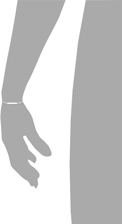 Armband med hjärtberlocker på handleden med silverkedja och rosa hjärtberlocker
