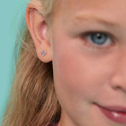 Örhängen på örat: litet hjärta med lila och rosa stenar
