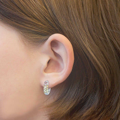 Kreolörhängen: silverfärgade med färgglada stenar i ringdesign