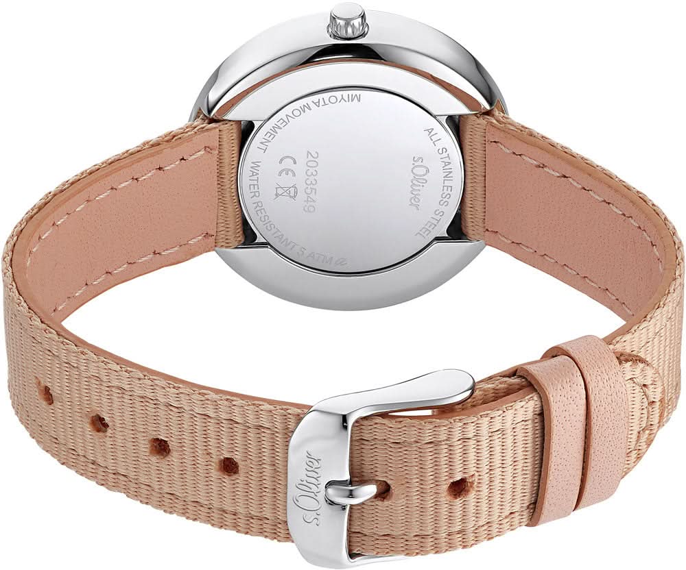 "Damklocka med silverfärgad boettbaksida, beige armband med stiftspänne"