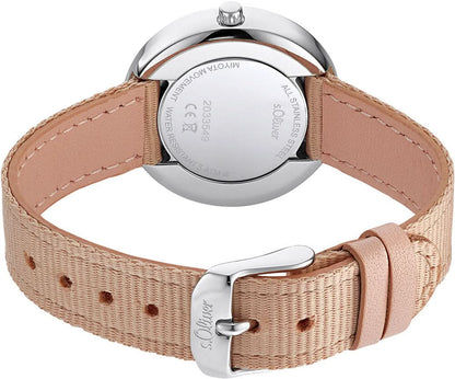 "Damklocka med silverfärgad boettbaksida, beige armband med stiftspänne"