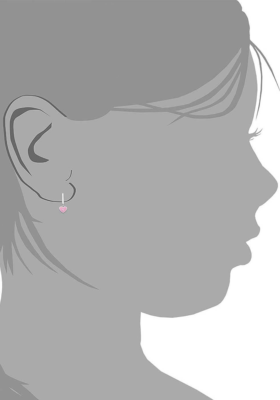 Personensilhuett med rosa hjärthänge i örat