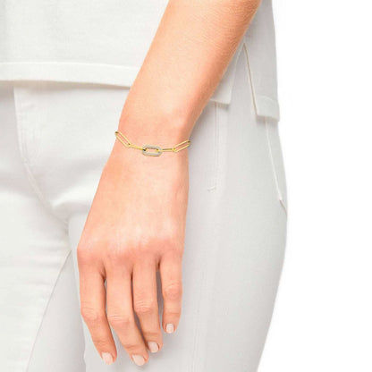 Armband i guldfärg med länkar runt handleden