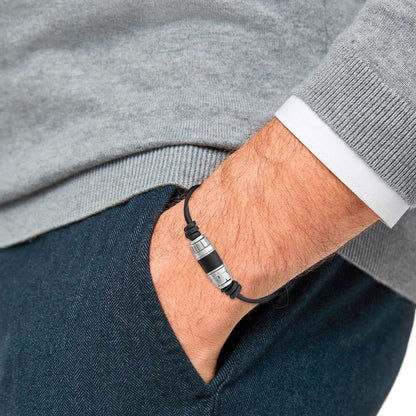 Läderarmband på handleden med svarta pärlskivor och silverfärgad mittdel