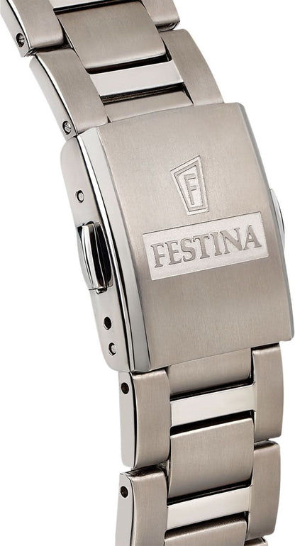 Detaljerad vy: silverfärgat boett och titanarmband med FESTINA-prägling