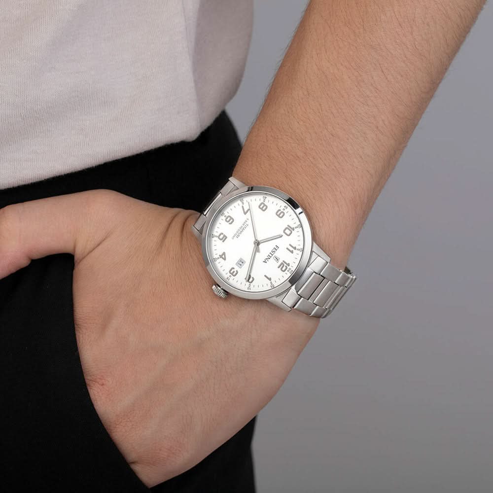 Silverfärgat armbandsur för herrar på handleden, rund urtavla med indexmarkeringar