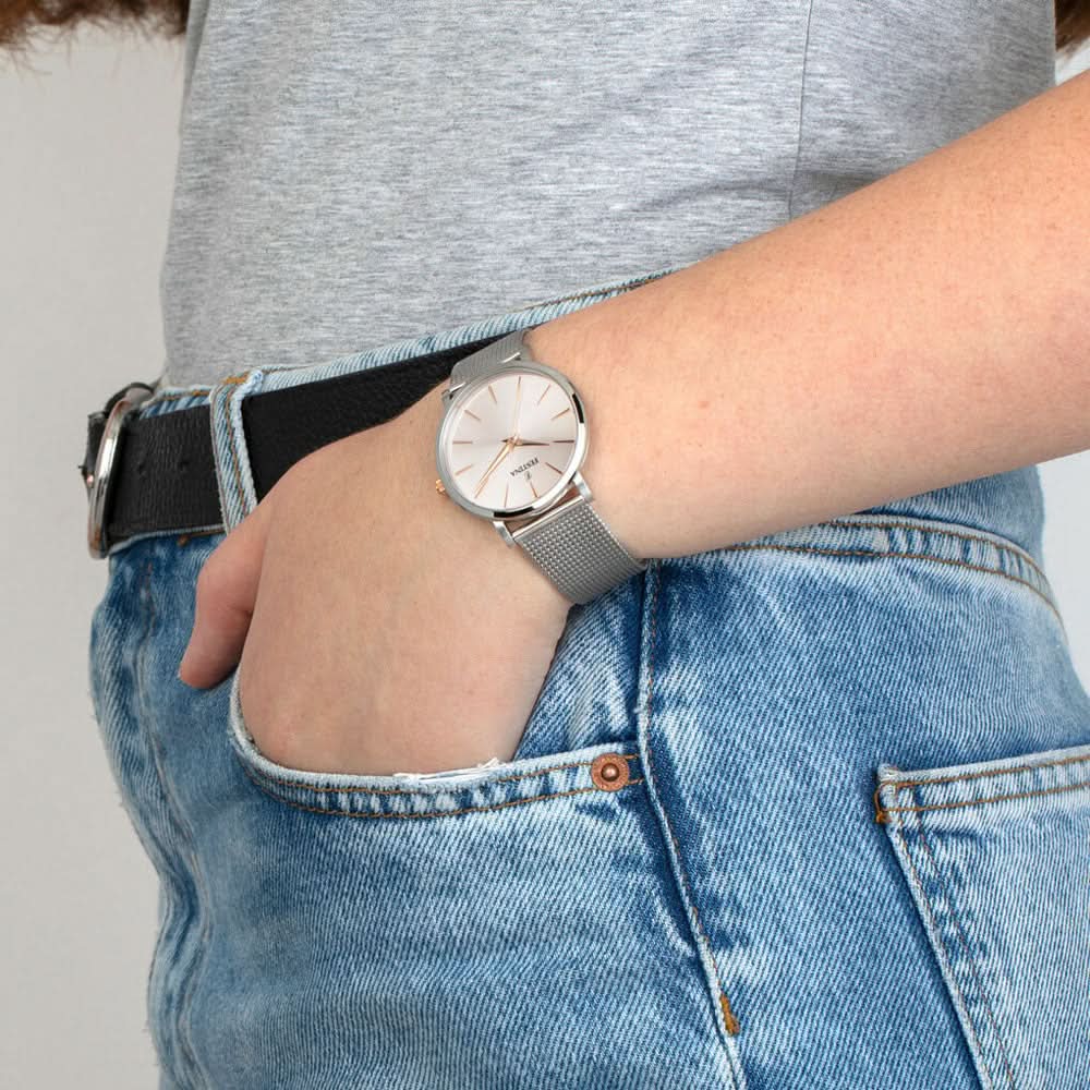 Festina damklocka på handleden med rosafärgad urtavla och armband i rostfritt stål