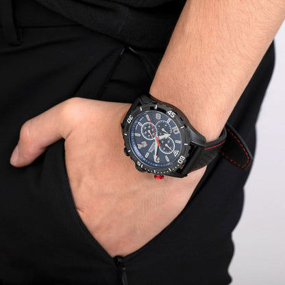 Kronografklocka på handleden: blå urtavla, boett i svart, läderarmband