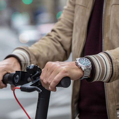 Herrarmbandsur med grön urtavla på handleden, armband i silverfärgat rostfritt stål