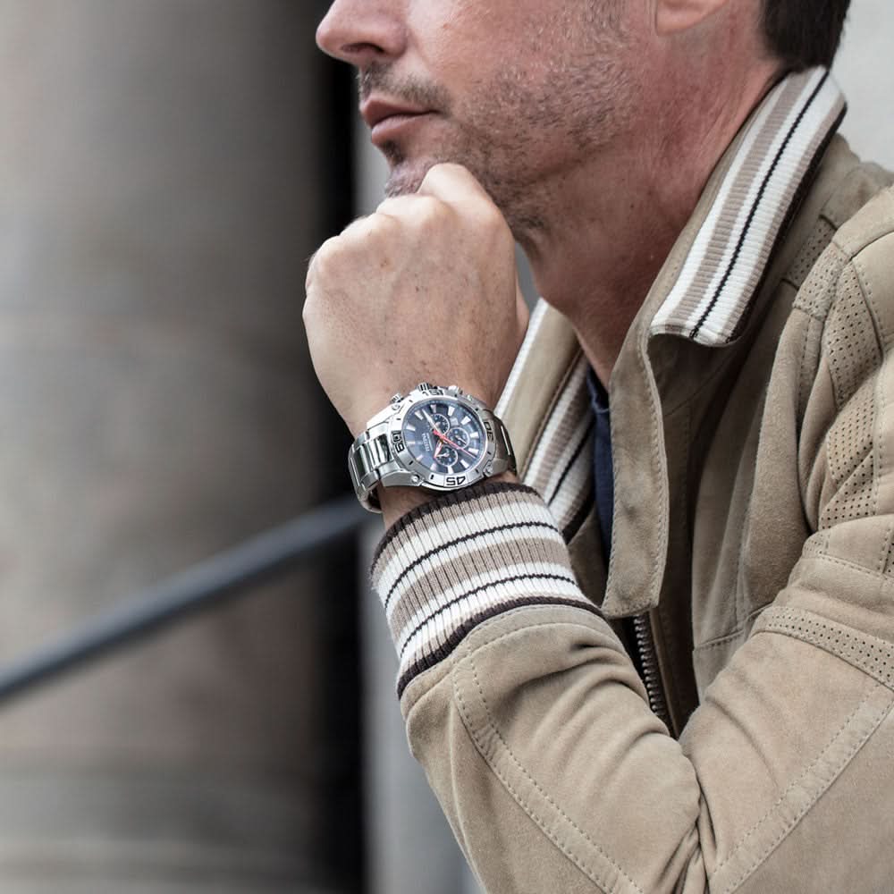 Kronograf för herrar på handleden, blå urtavla med armband i silverfärgat rostfritt stål.