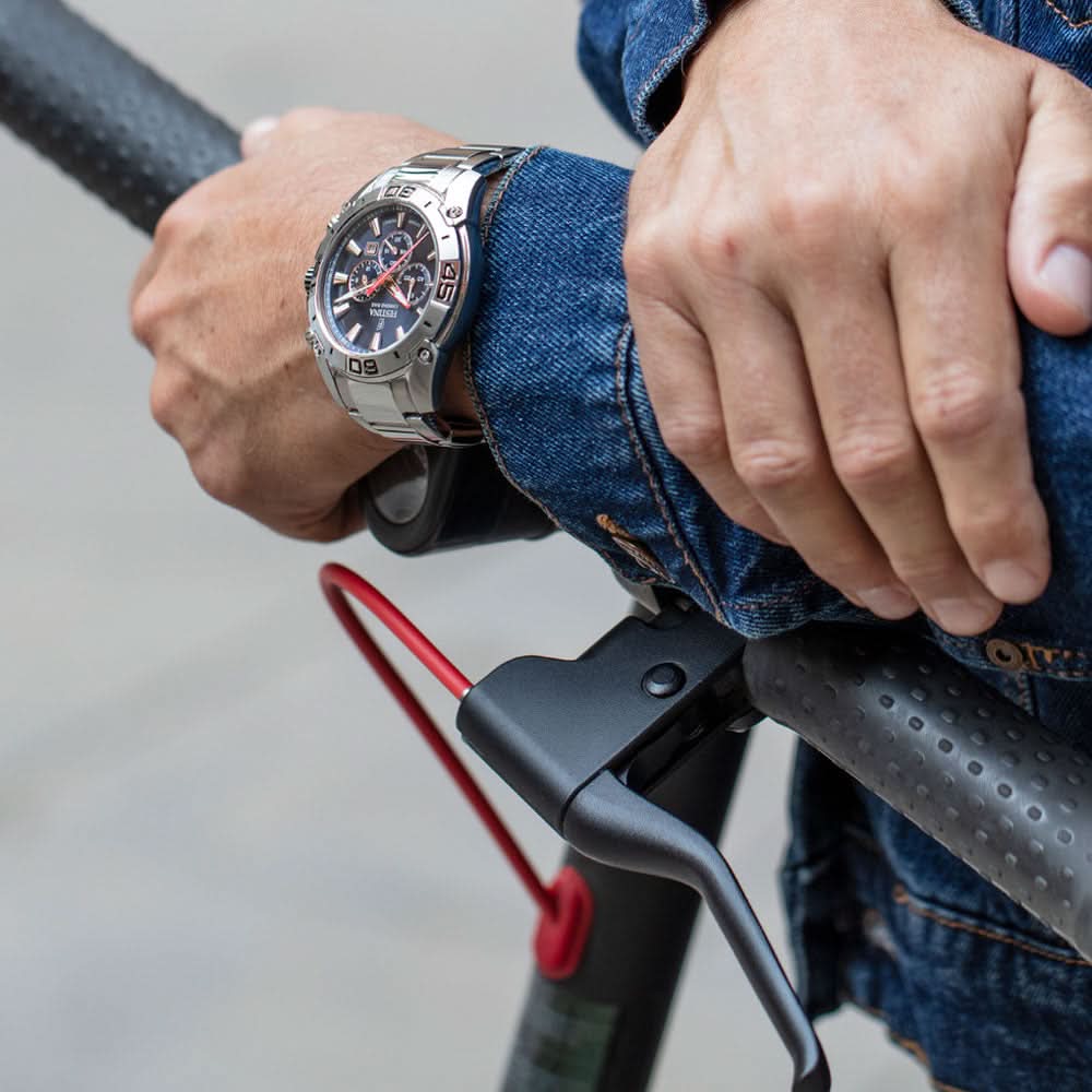 Herrklocka med kronograf på handleden, blå urtavla med kronografknappar på metallarmband.