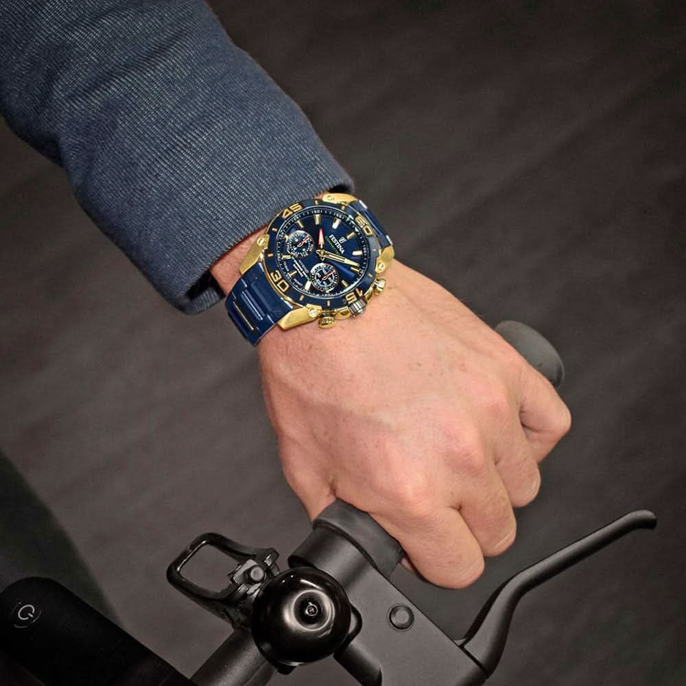 Herrklocka med blått armband och guldfärgad boettring, blå urtavla med kronograf
