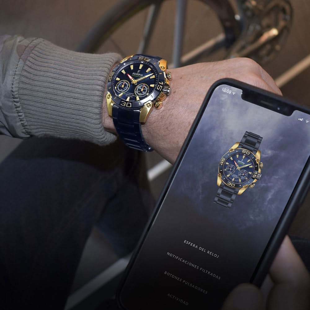 Festina herrklocka på handleden, blå urtavla och gyllene kronografdetaljer