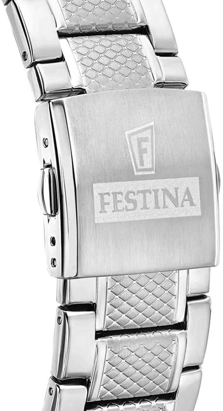 Armband i rostfritt stål med spänne; synliga präglingar och FESTINA-logotypen på plattan.
