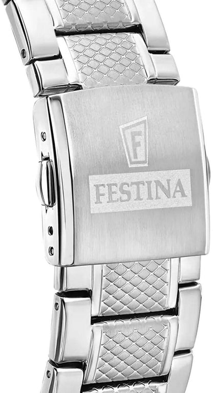 Armband i rostfritt stål med spänne; synliga präglingar och FESTINA-logotypen på plattan.