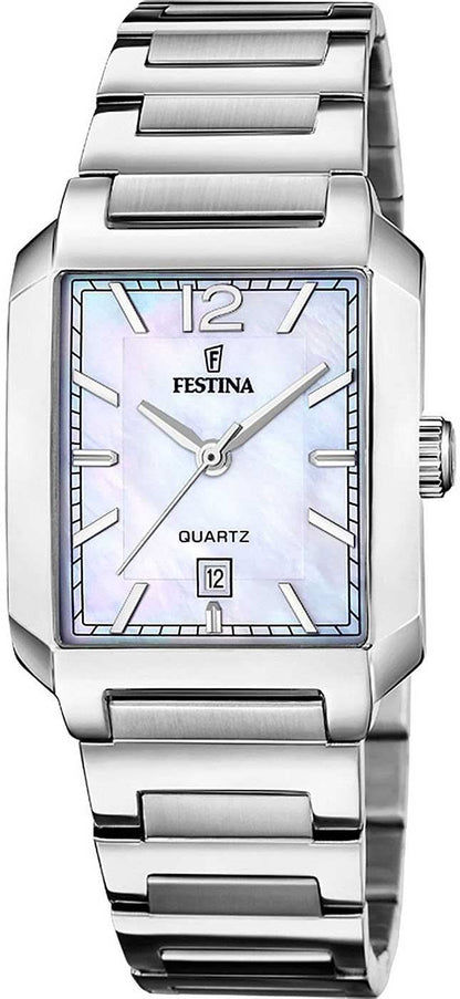 Silvrig damklocka med fyrkantigt urverk, metallarmband och blåvit urtavla