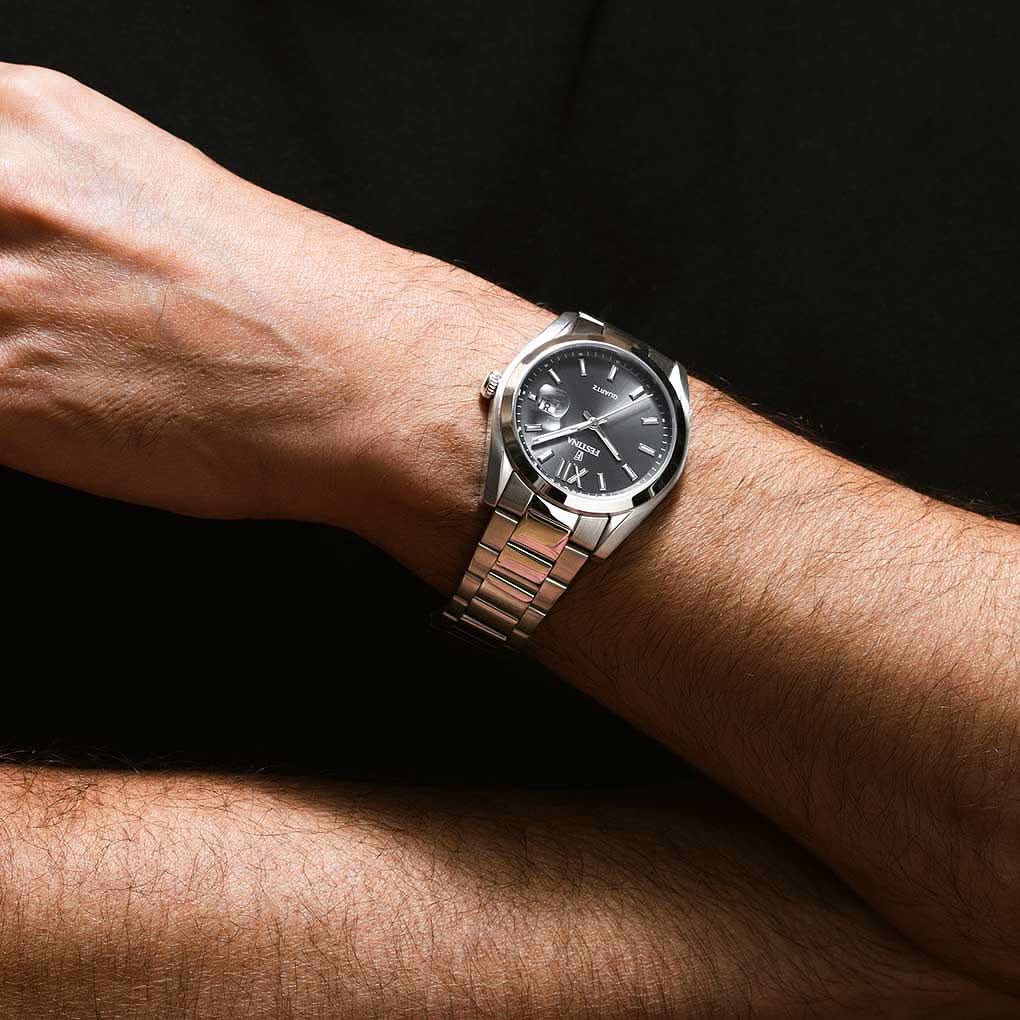 Festina herrarmbandsur på handleden, svart urtavla, armband i rostfritt stål