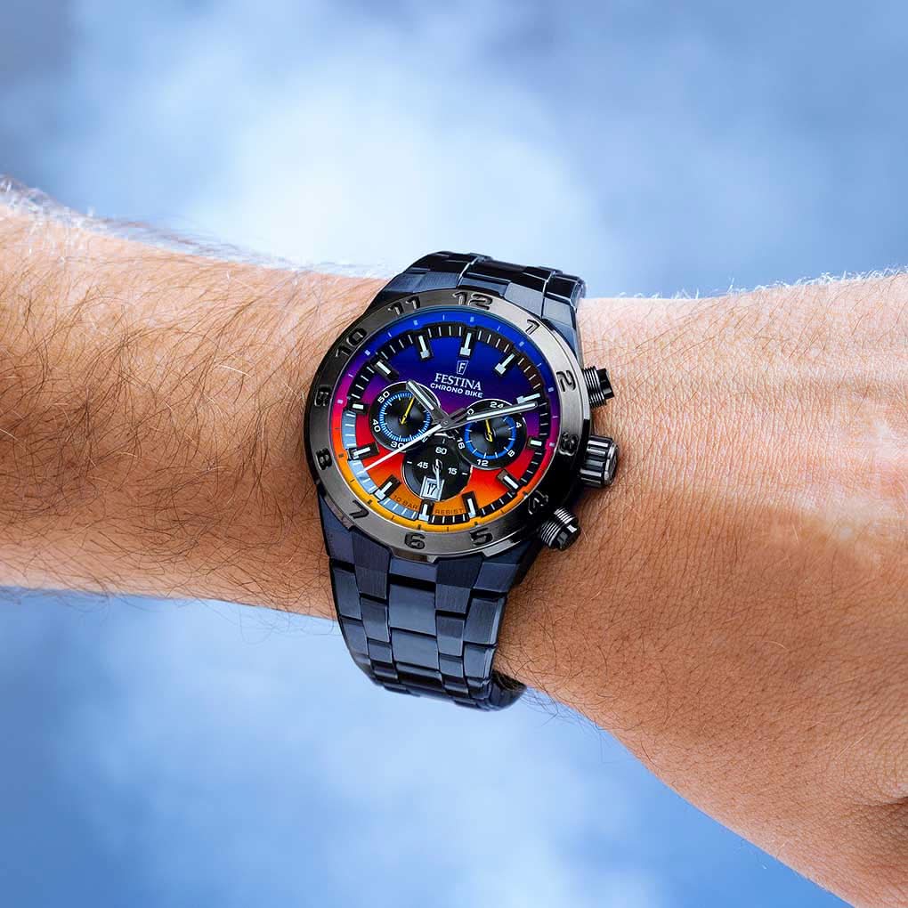 Festina Chrono-herrur på handleden med mörkblått armband och färgade urtavlor