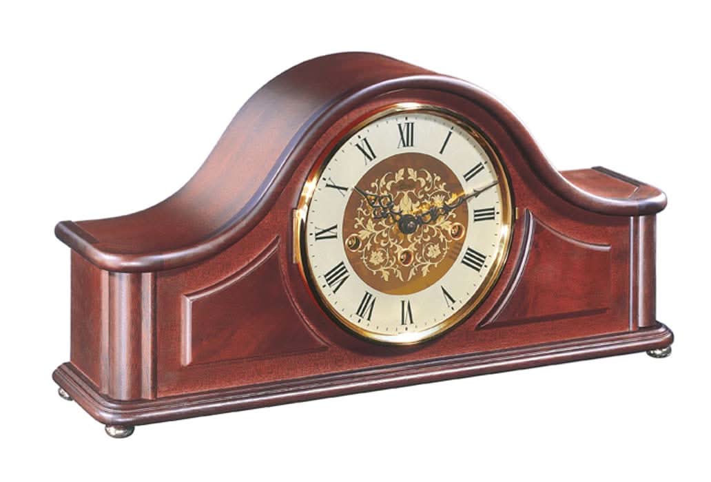 Holzarmbandsur med rund urtavla, romerska siffror och guldfärgat urverk