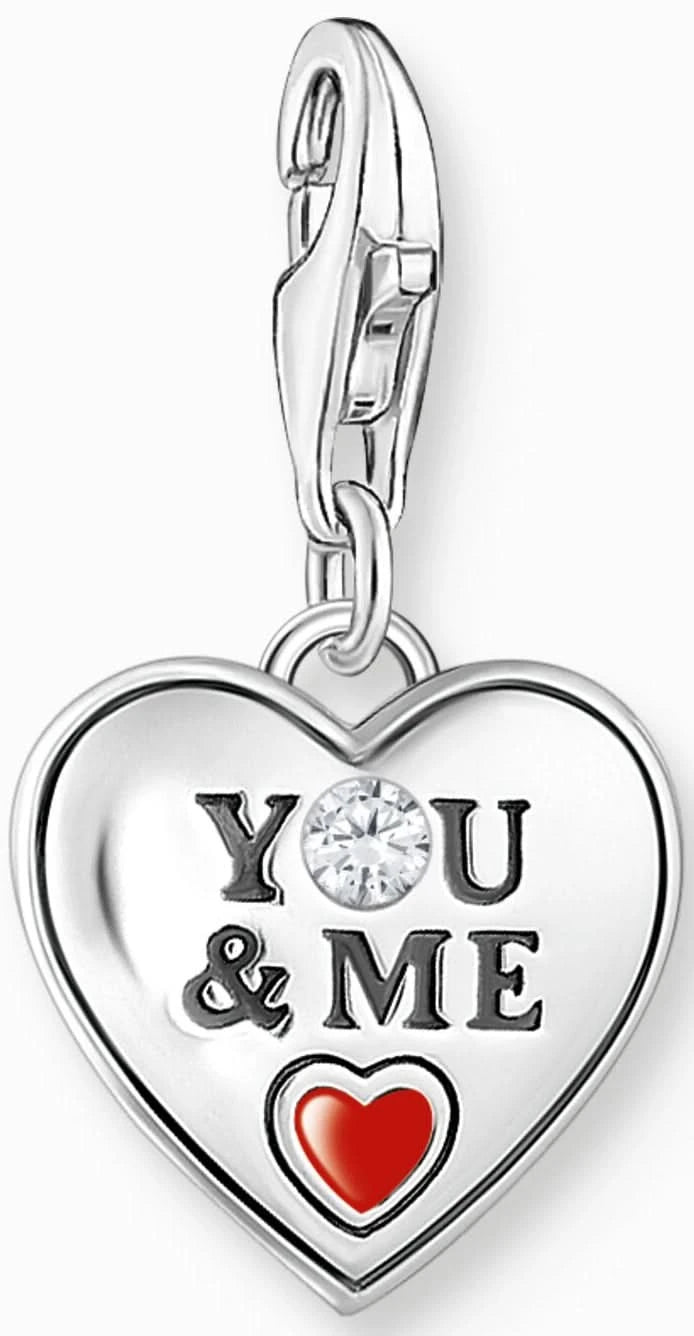 Halsband med silverfärgat hjärthänge med texten "YOU & ME", ljus sten och rött hjärta