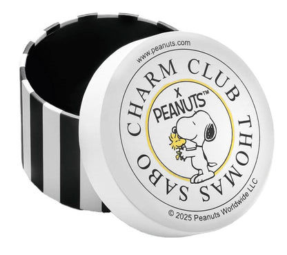Metallklämma med trycket "CHARM CLUB" och "Peanuts"-logotypen
