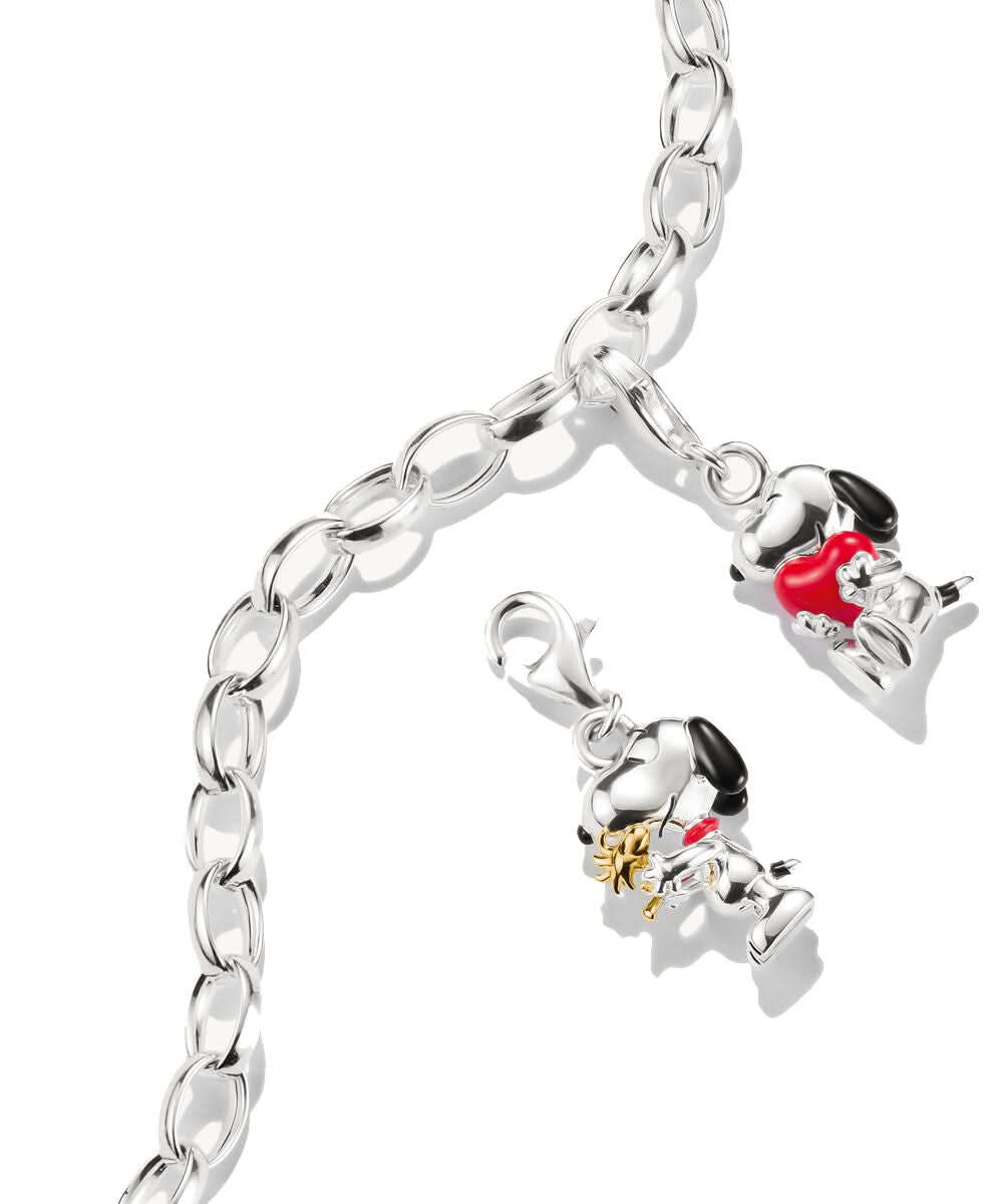 Halsband med silverfärgade länkar och Snoopy/vänner-berlocker