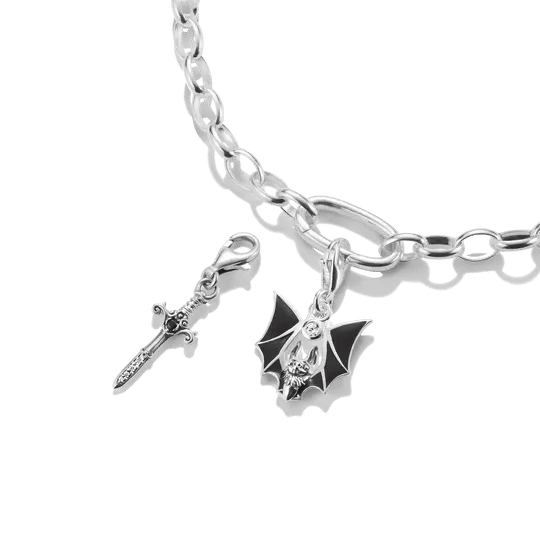 Berlock i sterling silver formad som en fladdermus, fäst vid en pansarkedja