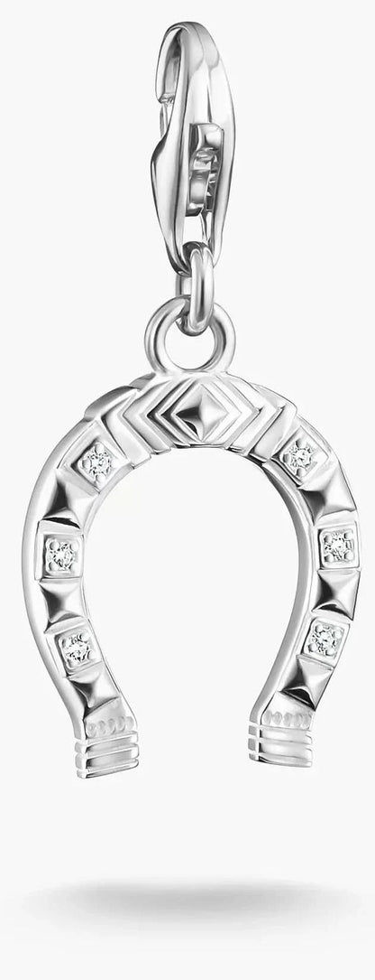 Silverfärgad hästskocharm med strass och ögla