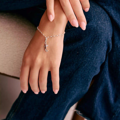 Koi-berlock på silverarmband runt handleden, silverögla med röda accenter