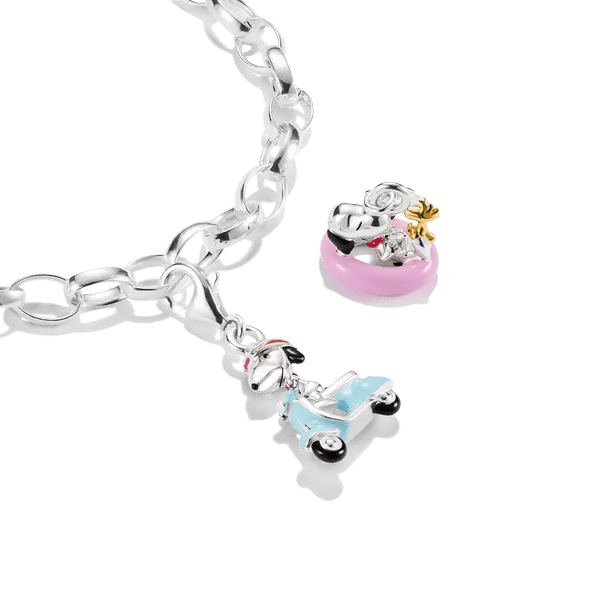 Silvrigt halsband med Snoopy-berlock och andra färgglada hängen
