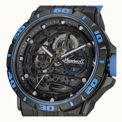 Skelett-Armbanduhr Nahaufnahme: schwarzes Gehäuse, blau akzentierte Lünette und Automatik