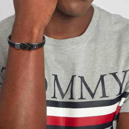 Tommy Hilfiger läderarmband på handleden: svart läder, knutlås, flaggdetalj