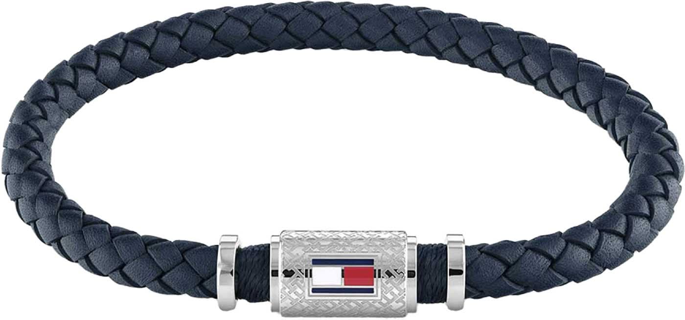 Flätat läderarmband i mörkblått med rektangulärt silverfärgat spänne.