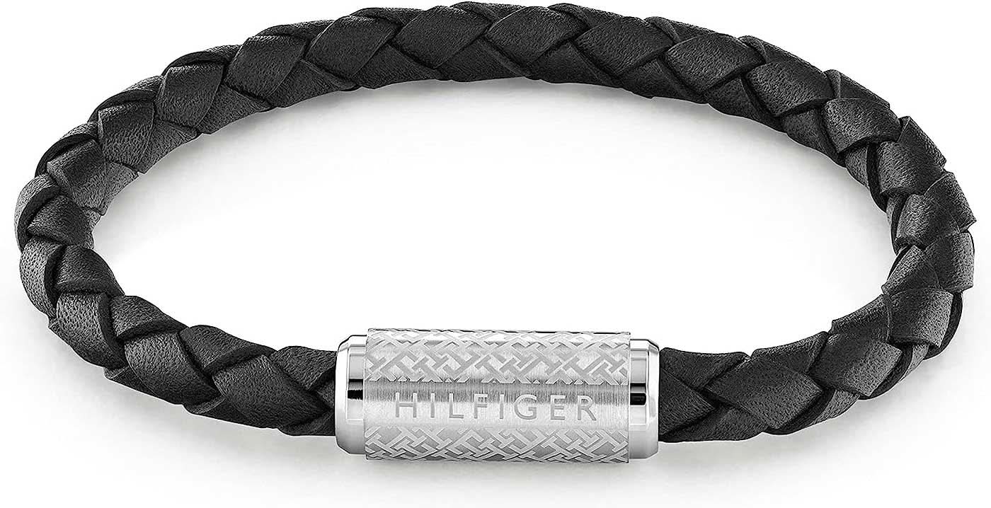 Svart flätat läderarmband, silverfärgat spänne med HILFIGER-prägling.
