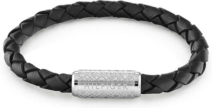 Svart flätat läderarmband, silverfärgat spänne med HILFIGER-prägling.