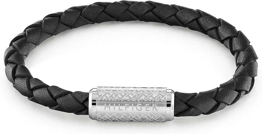 Svart flätat läderarmband, silverfärgat spänne med HILFIGER-prägling.
