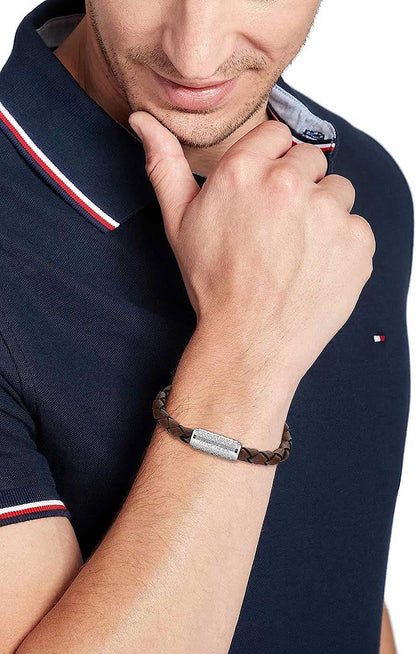 Flätat läderarmband, mörkbrunt flätmönster, silverfärgad mittdel för handleden