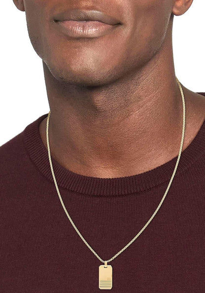 Gyllene halsband med rektangulärt hänge runt en modells hals