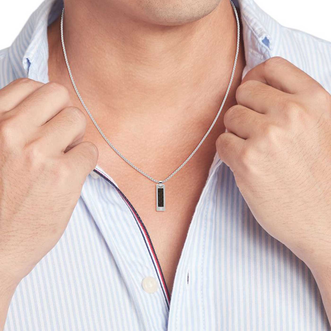"Tommy Hilfiger halsband med venetiansk kedja och rektangulärt silverfärgat hänge"