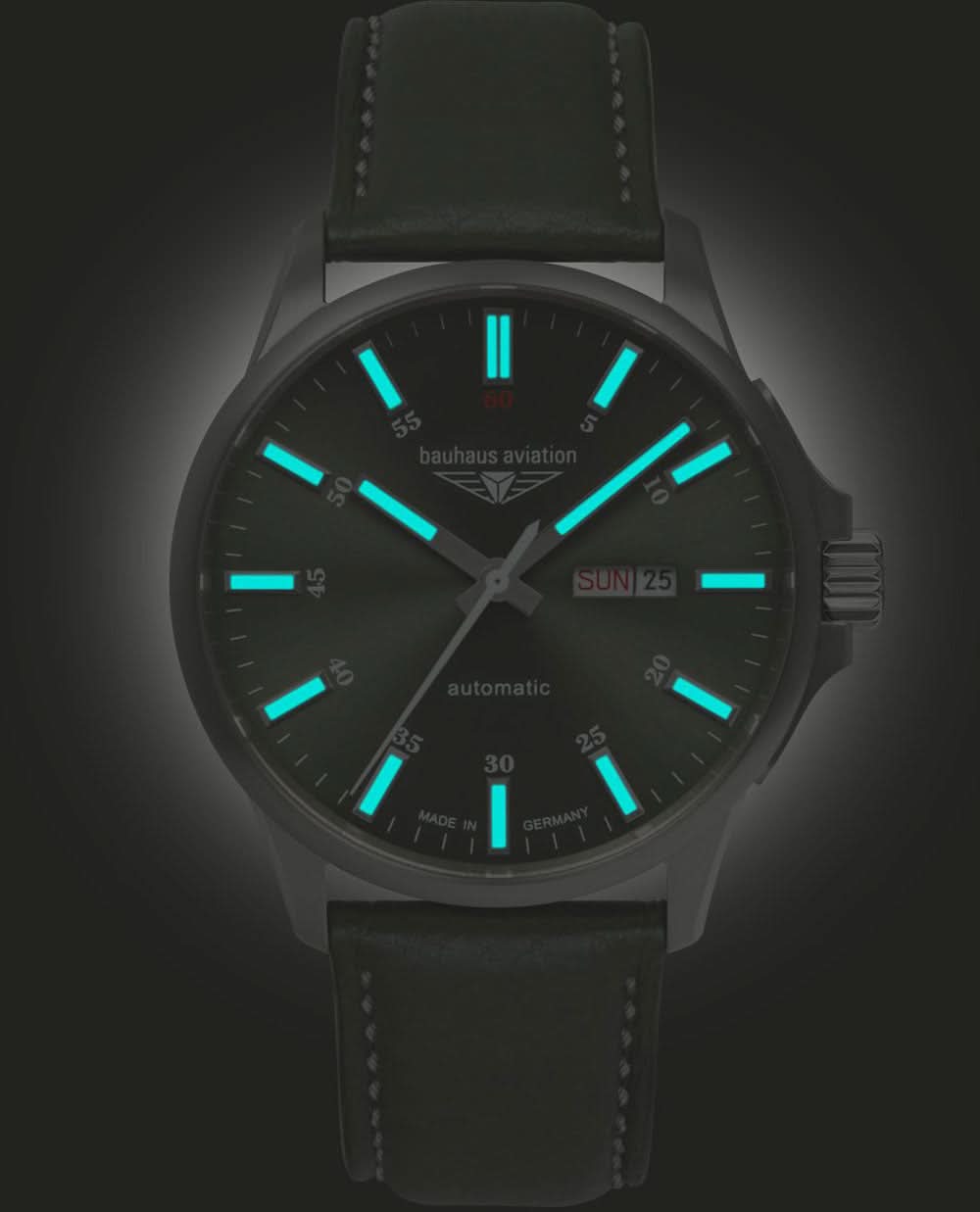 Herrklocka i titan med mörk urtavla, självlysande index och läderarmband