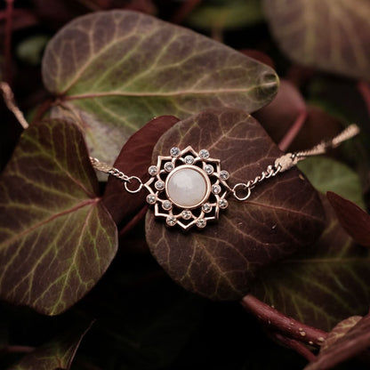 Armband med rund månsten i silverfärgad smyckesram, fina länkar